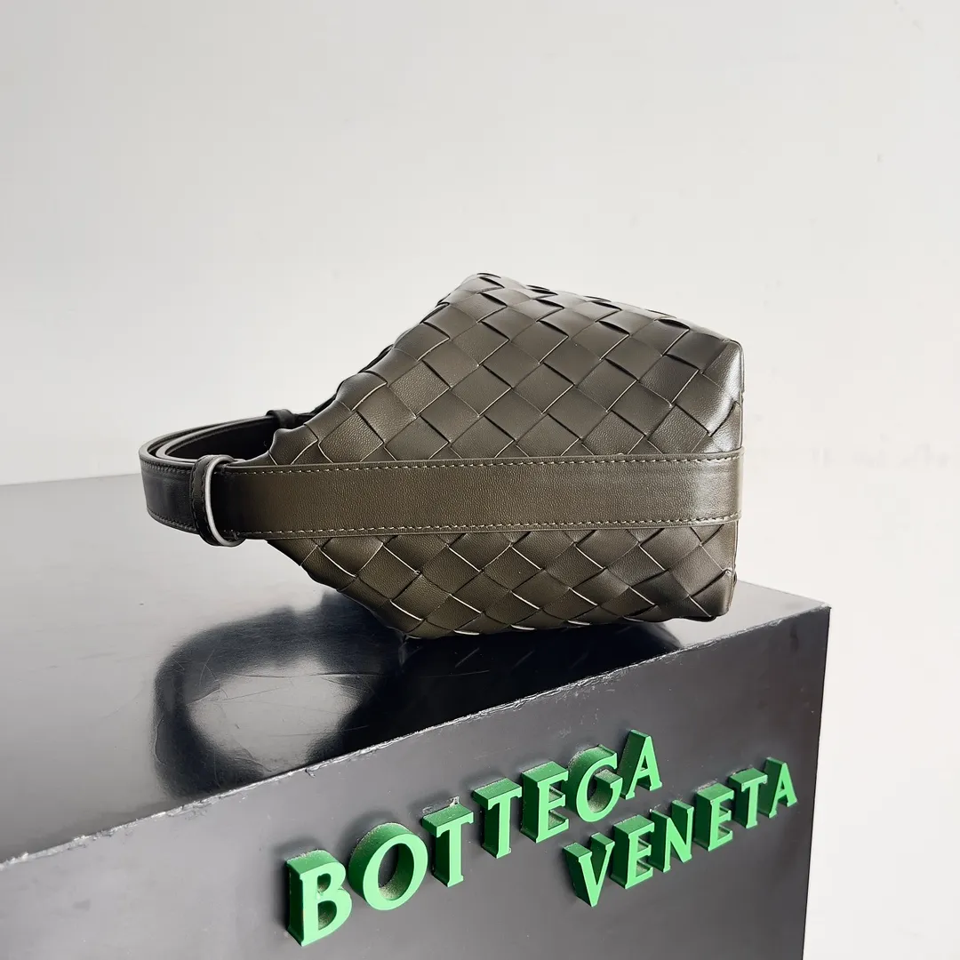 Batch 1360 It is predicted that BV Bottega’s lunch bag will be popular again this year. The entire bag is made of top nappa lambskin, which is very soft and lightweight. It also uses the intrecciato weaving process that the two founders spent several months developing from the beginning of the brand. It is completely hand-woven by Italian craftsmen. It perfectly reflects the craftsmanship of Bottega. The entire bag shape is also a very practical and popular lunch box bag type. The slightly curved arc of the bag mouth can also better fit our wrists. Style number: 754443 Size: 22*13*9